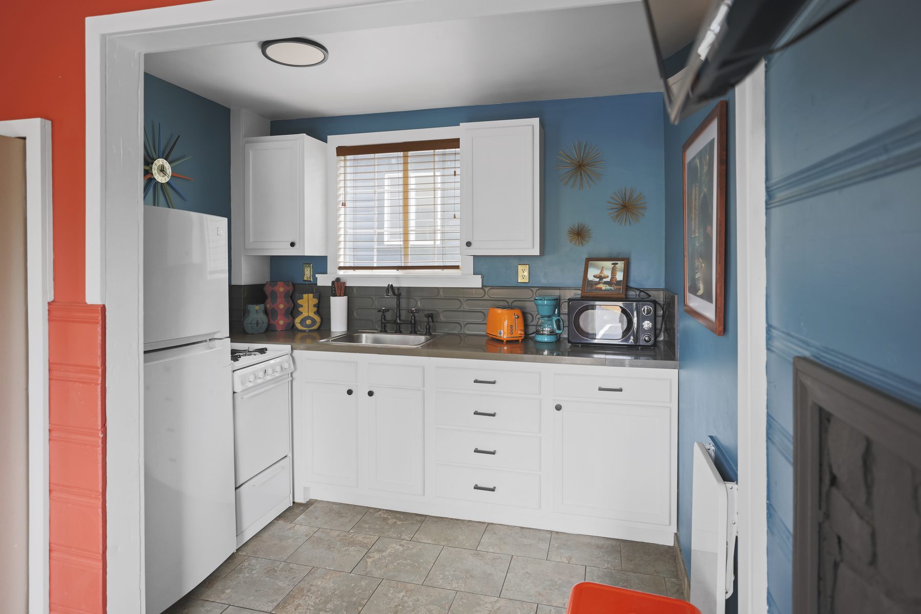 Chalet red and blue kitchen